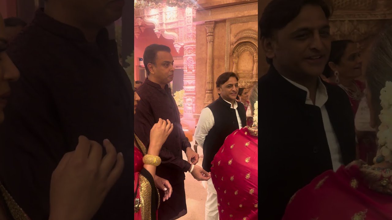 Akhilesh Yadav At Ambani's Wedding | Bollywood Chronicle