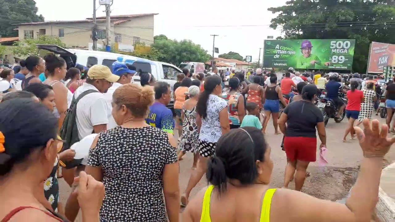 Multidão acompanha último cortejo do corpo de Edmar Rodrigues e ocupa ruas de Timon