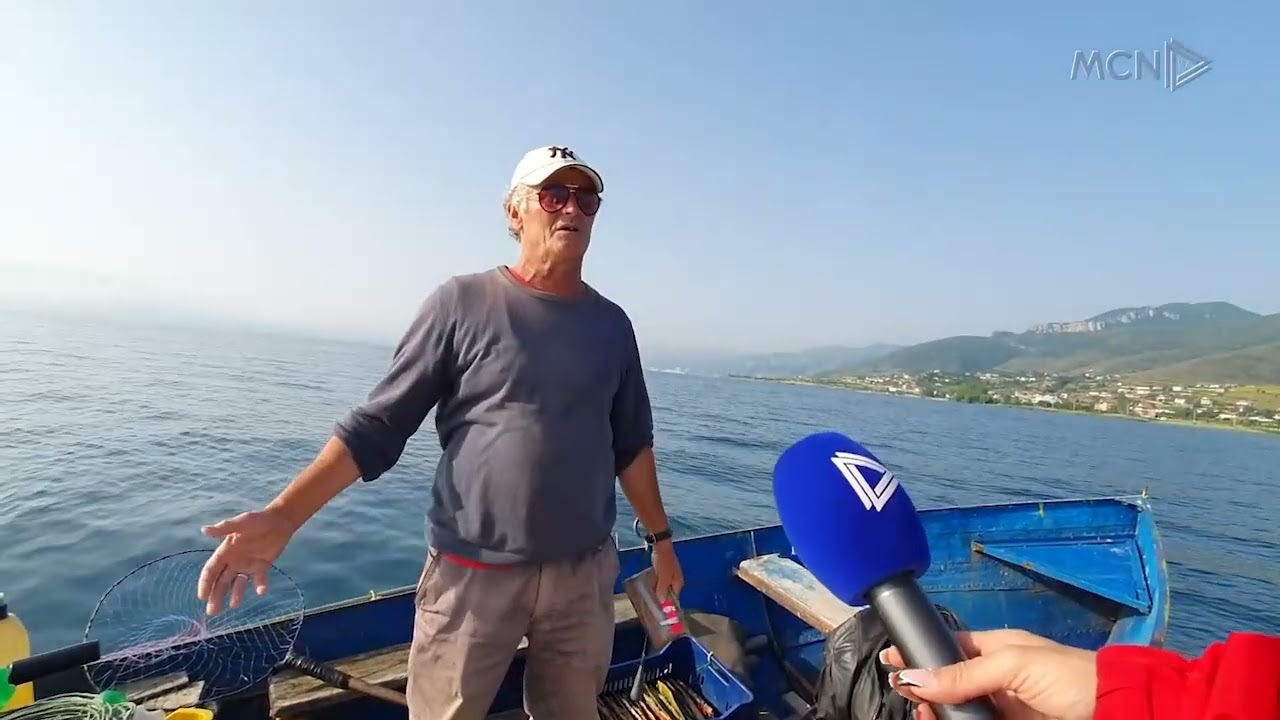 Tradita e peshkimit të koranit / Të moshuarit me grep dhe varka në liqenin e Pogradecit