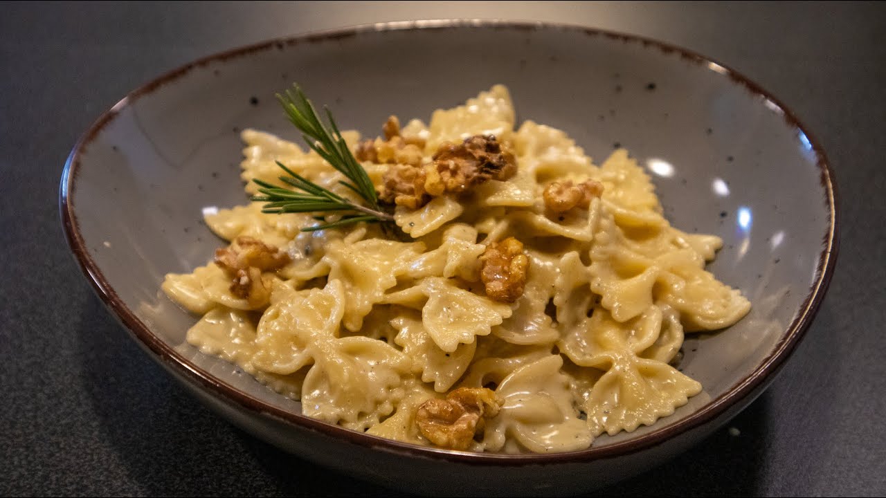 Käsesahne Sauce mit Roquefort & Walnuss-Pasta