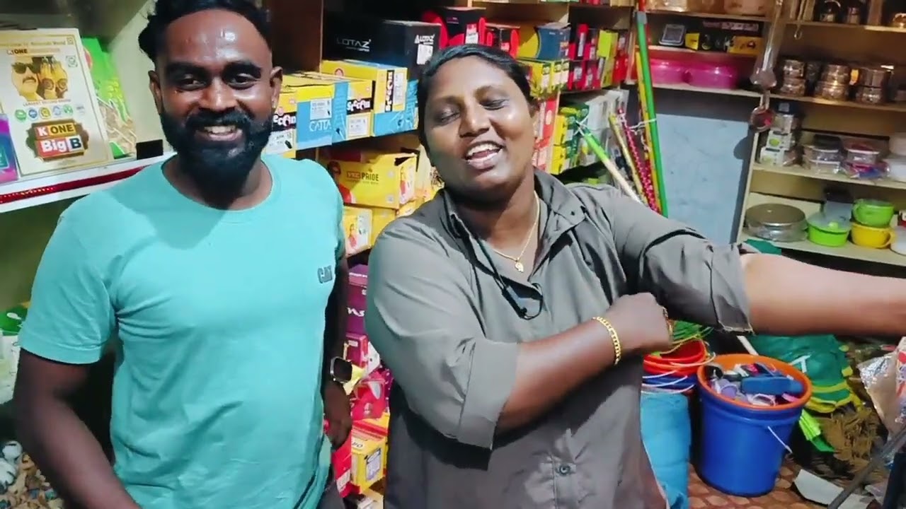 ടൗണിലെ ഫാൻസി ഷോപ്പിൽ കൂറ്റൻ പാമ്പ്.. 😲