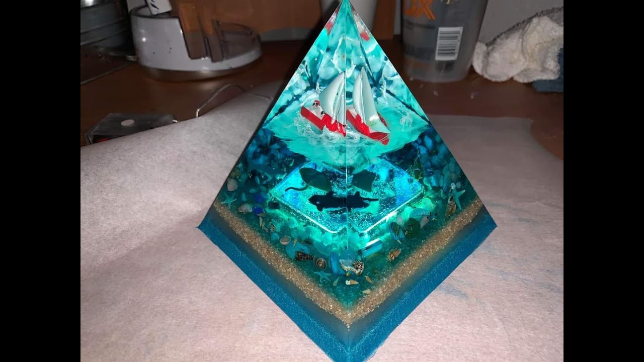 Вау 🤩 Пирамида из смолы на морскую тематику с рыбами, 3D-волнами и лодкой.