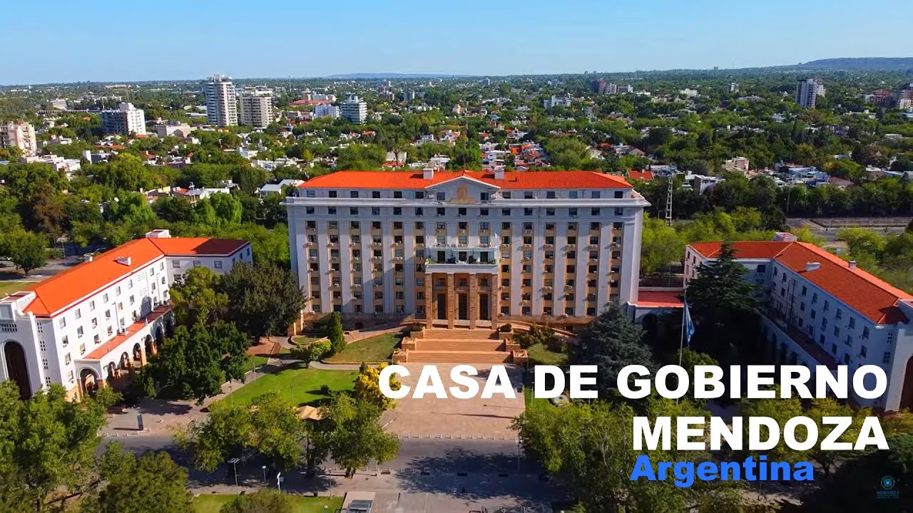 Volando sobre la Casa de Gobierno Mendoza, Argentina