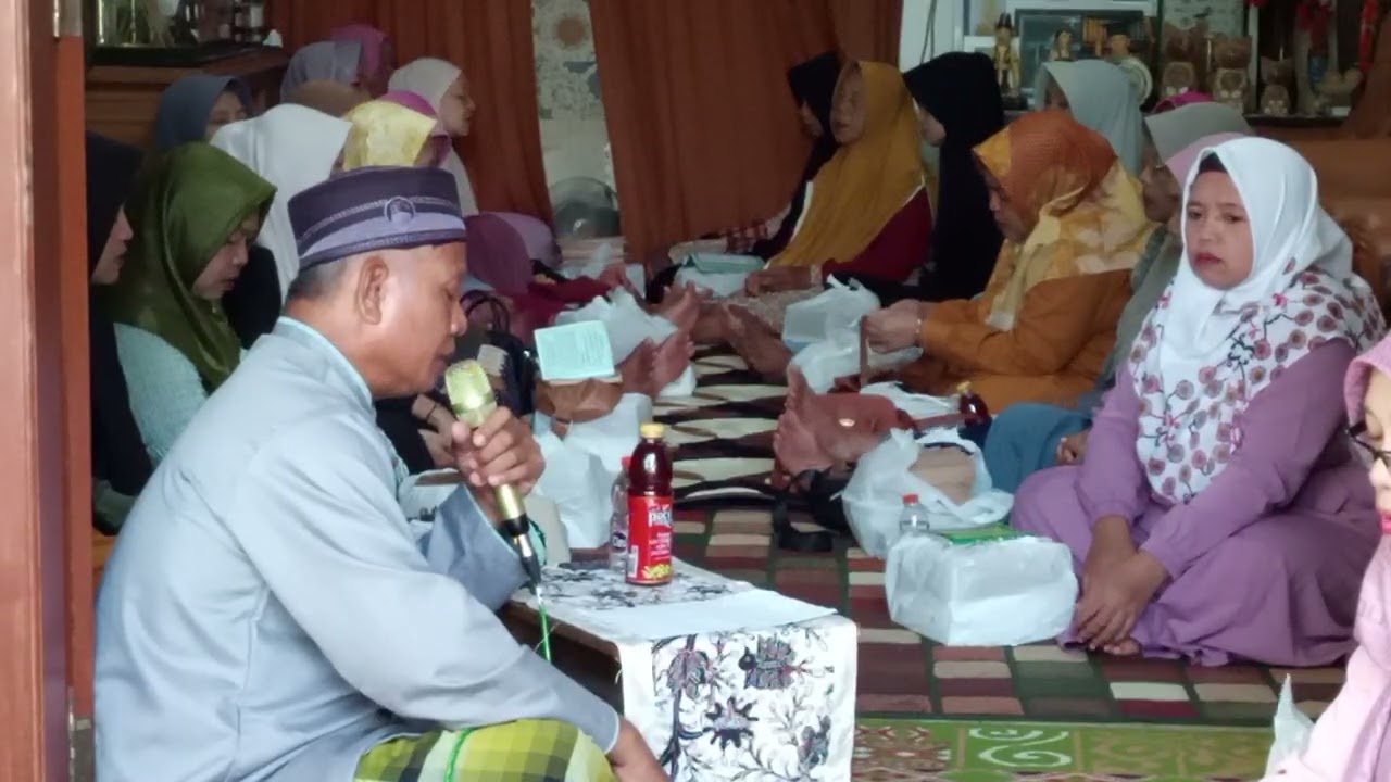 Baca'an tahlil bapak hamidan  di rumah ibu Agus RT 02 acara halidayah 