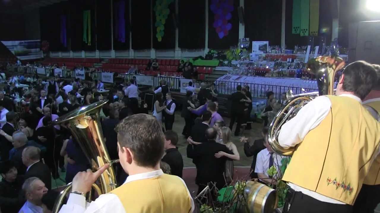 HLUK-4. VINAŘSKÝ PLES: přímý kontakt V. Kumpana s tanečníky, tance muzikantů s nástroji
