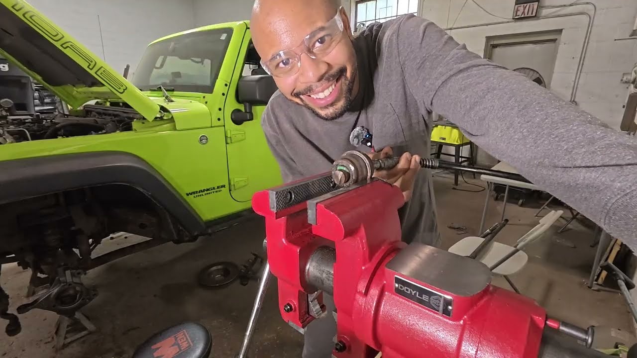 Разбираем шаровые опоры Jeep и добавляем пресс-масленки!