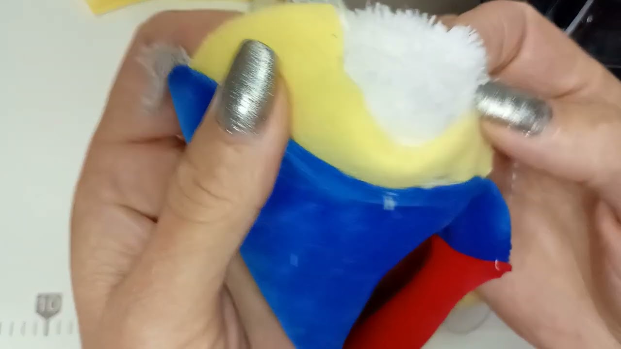 Costurando o palhaço.