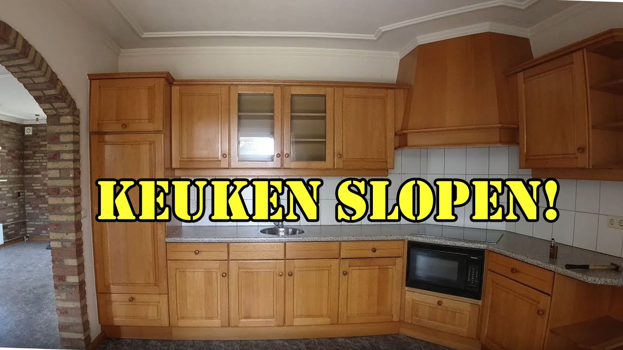 De oude keuken eruit slopen van ons nieuwe huis.