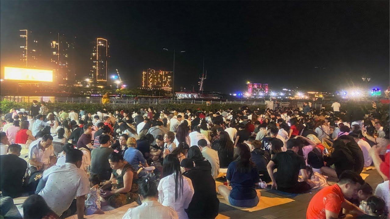 “Trực tiếp - Người dân đổ về bờ sông  bạch đằng Saigon  xem bắn pháo hoa ,đón giao thừa”
