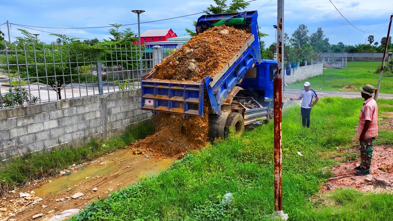 Complete100% Filling Land Construction Bulldozer KOMAT'Su D20A pushing stone Rebuild road, Landfill