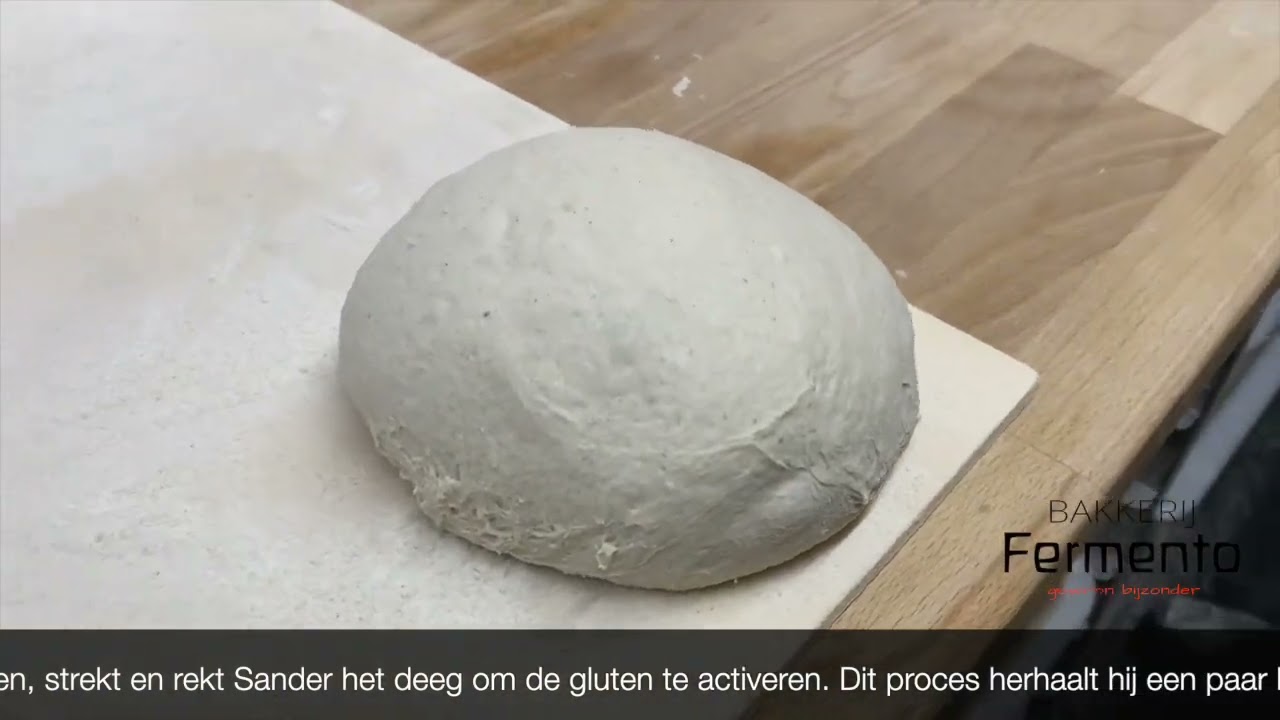 Sander, bakt en bereidt Rogge-desem brood en start het werk op bij bakkerij Fermento.