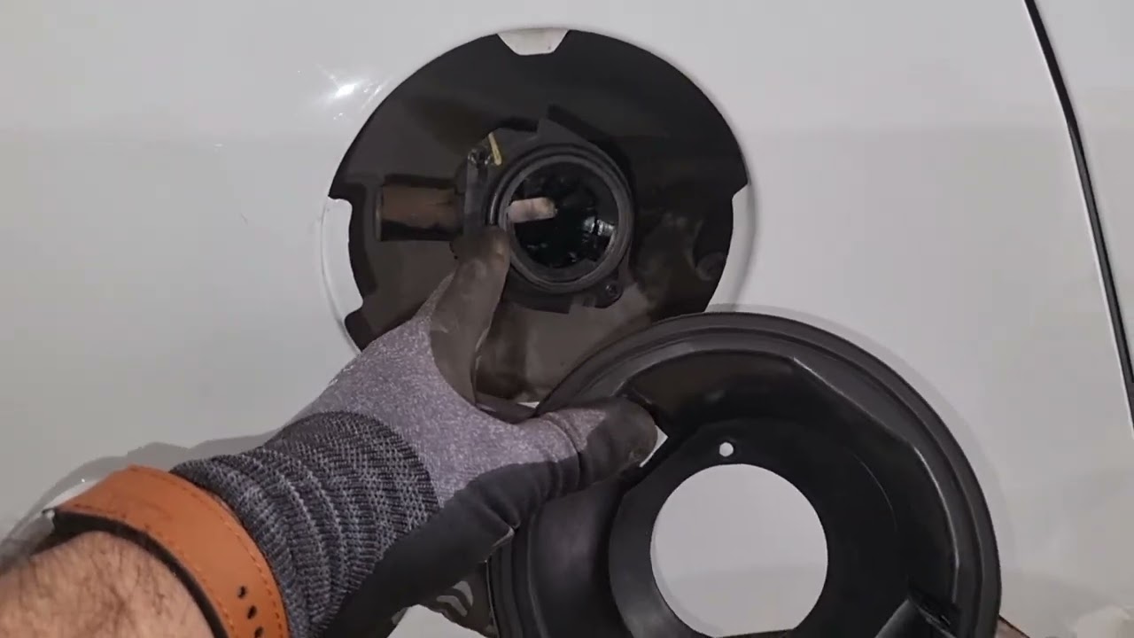 Portinhola do combustível desalinhada no Fluence? Atenção com isso!