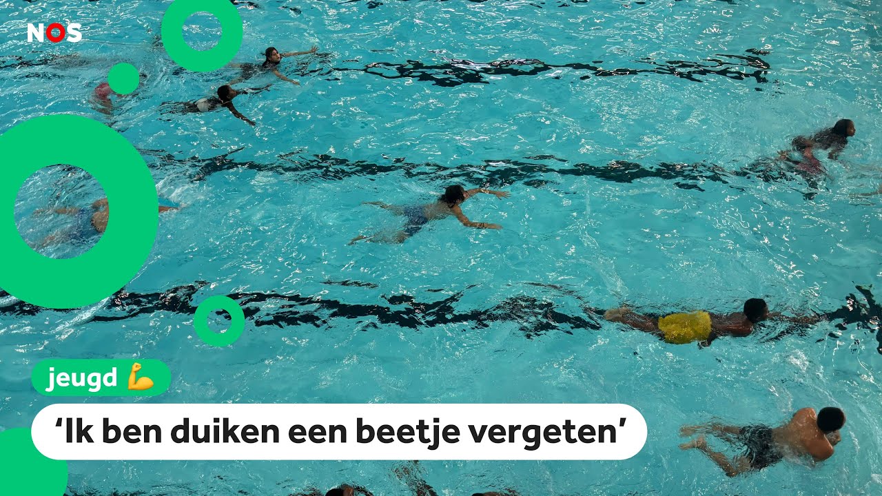 Kinderen krijgen zwemles op school: 