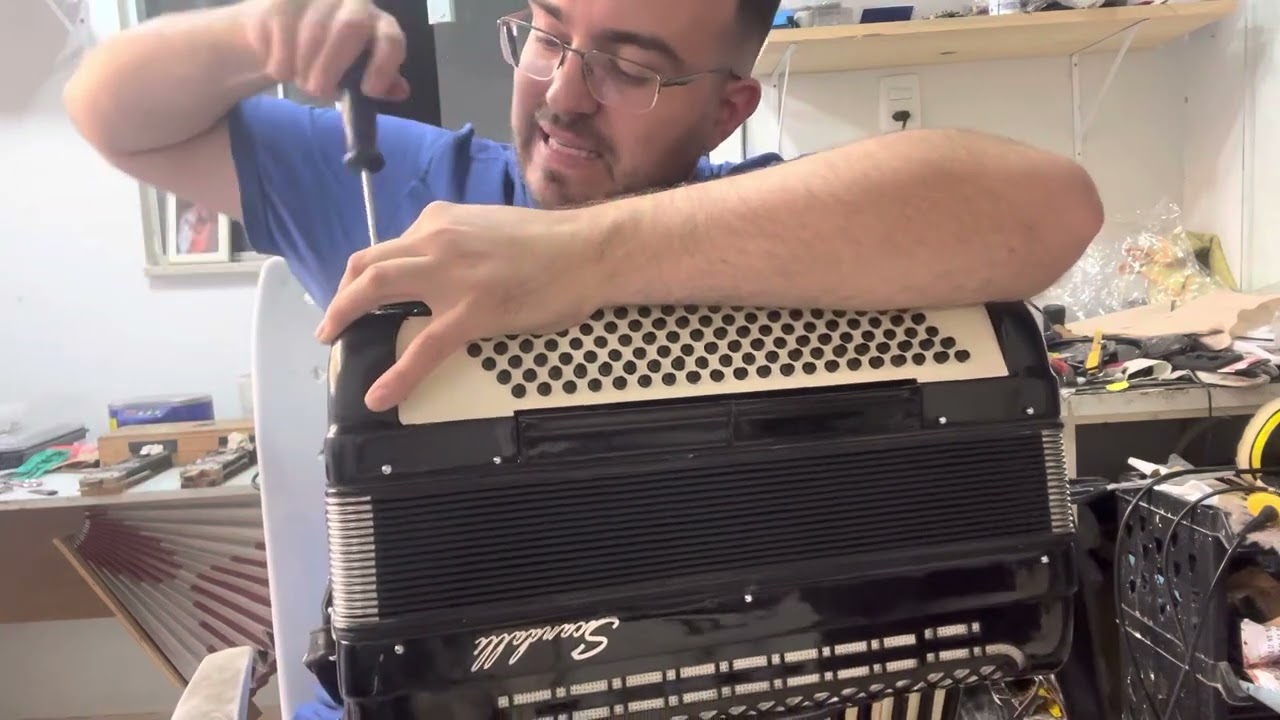 Minha sanfona chegou com a baixaria afundada.. o que faço agora?