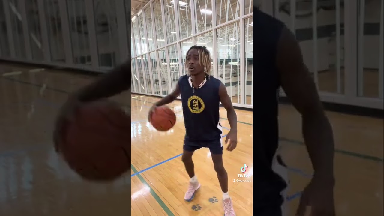 The first person to ever dribble 😂