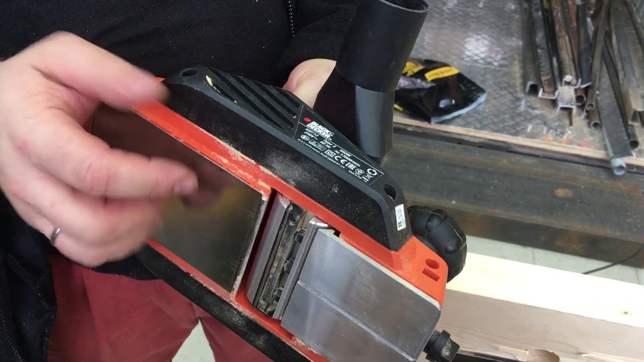 Рубанок Black + Decker KW712