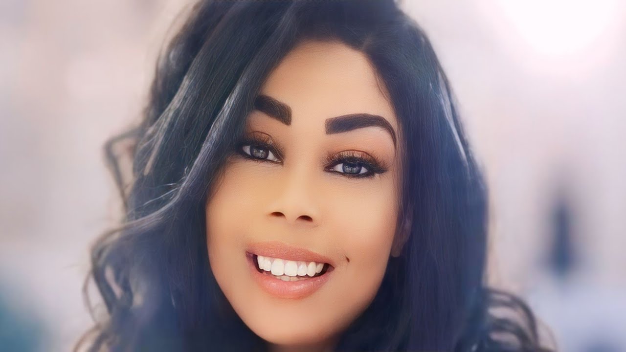 Джой Фрэнсис: Красивая модель plus size с пышными формами, совершающая революцию в бодипозитиве.