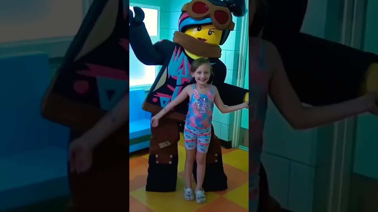 Lego movie Dancing with Lucy lego  meet and greet @ legoland  in duplo world !!!!
