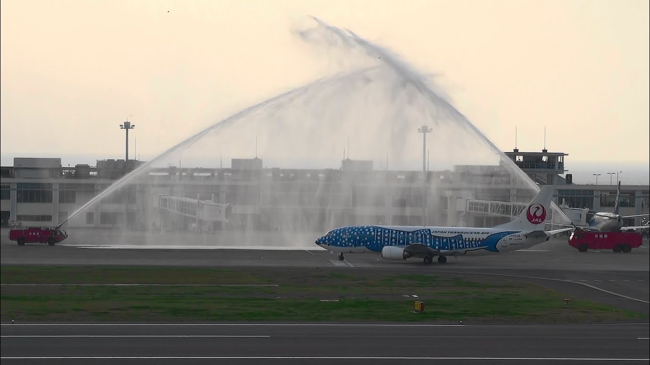 [祝！新石垣空港 開港１番機] JTA B737-400 JA8939 LANDING NEW ISHIGAKI Airport 2013.3.7