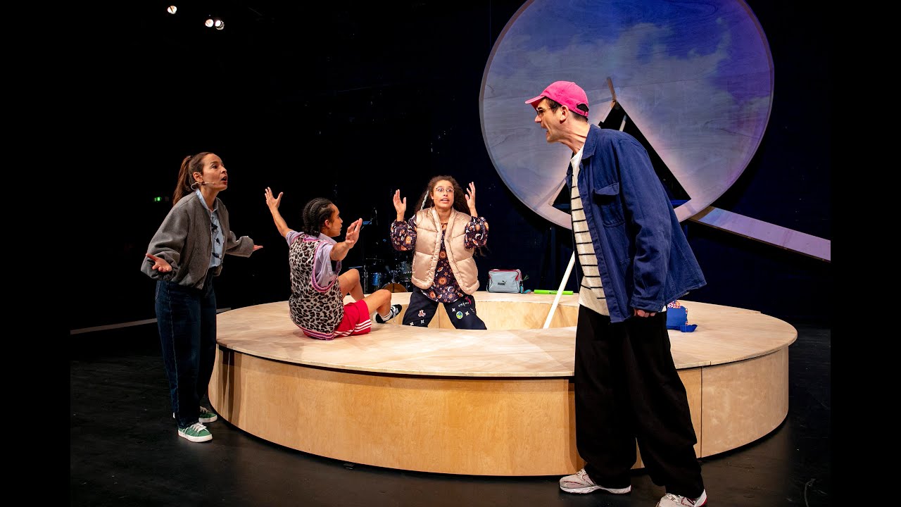 GRIPS Theater - Stücktrailer WOCHE - WOCHE