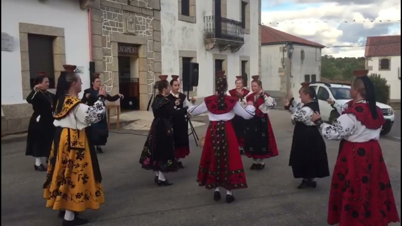 Actuaci&oacute;n de folclore del grupo Tres Bolillo en Fuenteliante