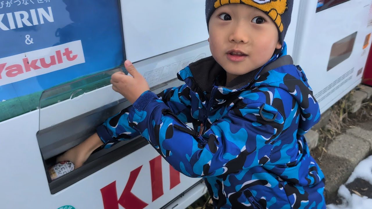 公園でそり遊びする三兄弟 温かい飲み物を初めて買ったどんちゃん 　#2252