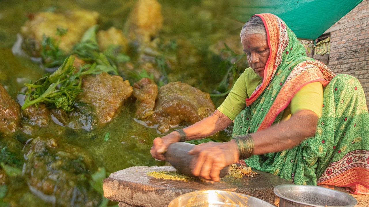 चुलीवरच्या चवीसह अस्सल गावठी हिरव मटण एकदा खाल्लं की विसरणार नाही | Green Mutton recipe in Marathi |