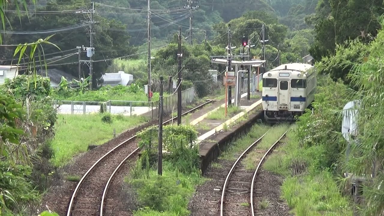 日南線伊比井駅での列車交換