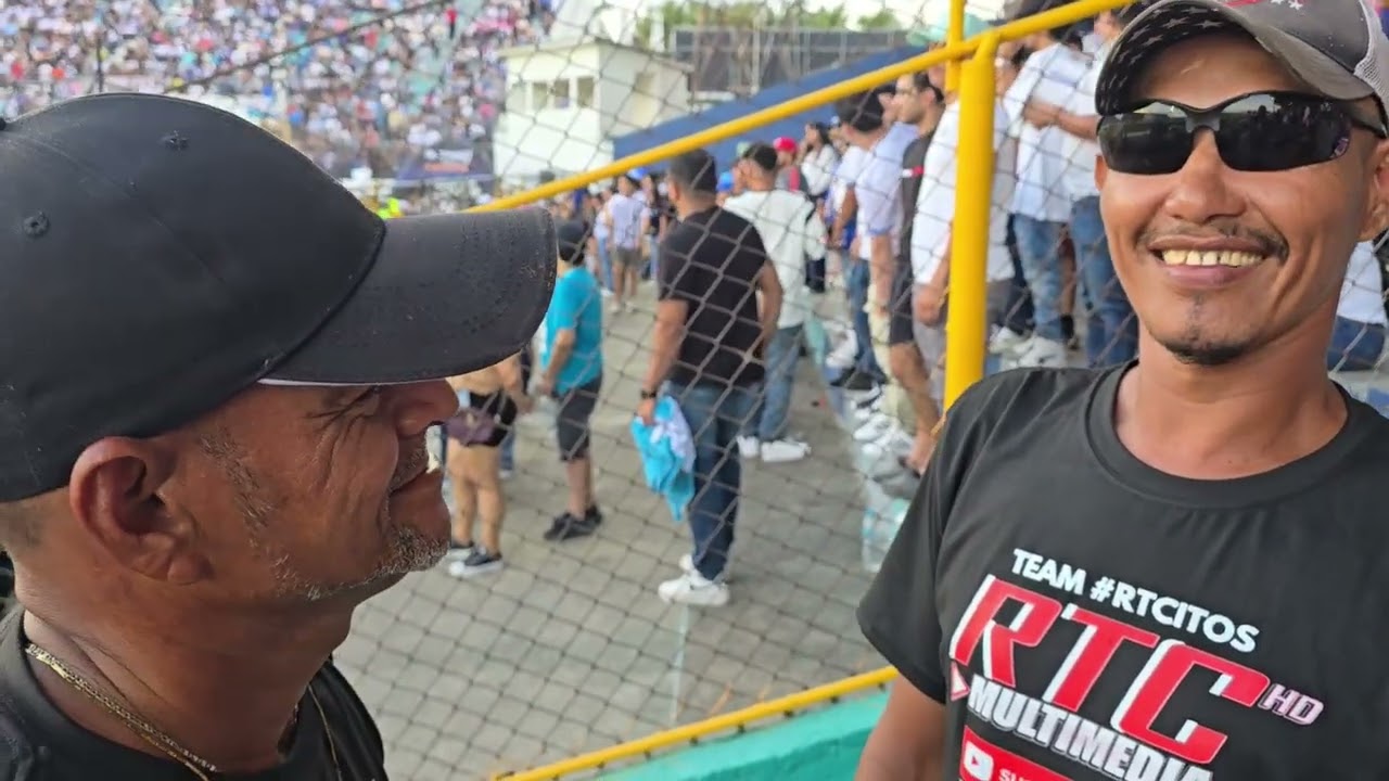 Desde adentro del estadio #celio esta emocionado con las niñas con palanca y #alfredolarin 😅
