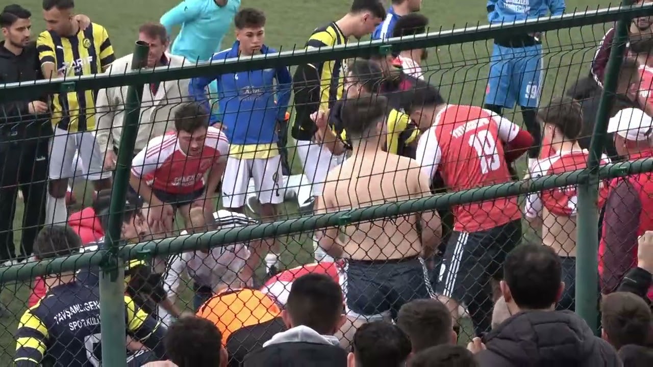 Hakem Yasin Karabacak ve rakip teknik direkt&ouml;r Emre Kara'nın m&uuml;dahalesi hayat kurtardı
