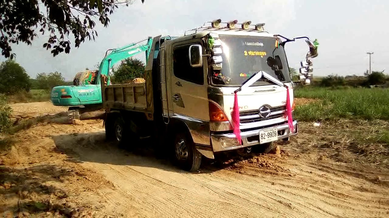 รถดั้มสายแบกครึ่งวันดินหมดย้ายบ่ออีกแล้ว Excavator loading Truck