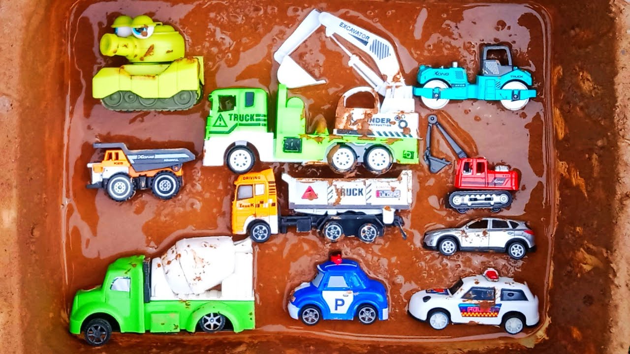 Membersihkan mainan berlumpur ,  truck excavator , truck molen , comvactor , mobil kontruksi .