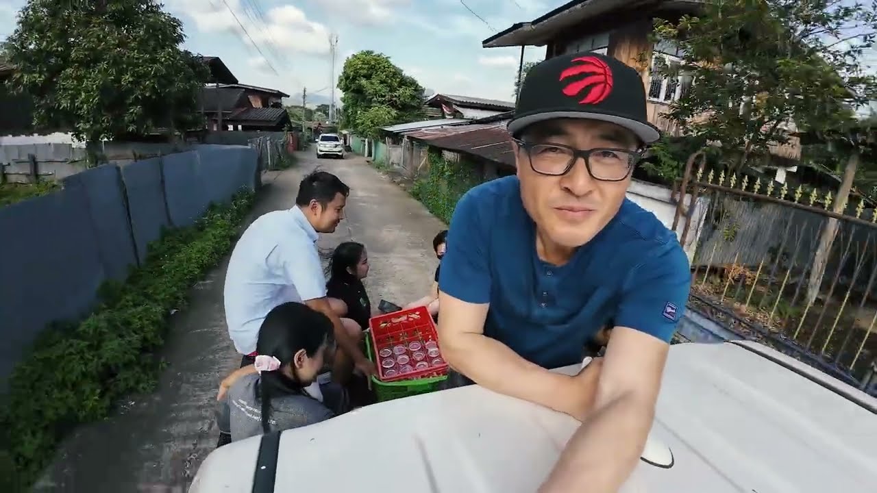 let's go out and play with good people. / ออกไปเล่นกับเพื่อนดีๆ กันเถอะ.