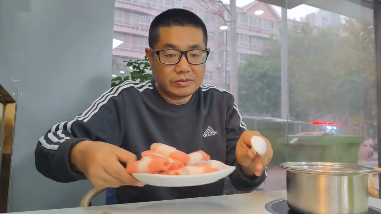 秋季阴雨天在西安临潼区，城区挺漂亮，一个人吃个小火锅解解馋，好吃又便宜#旅行vlog #vlog旅行记 #临潼 #旅行推荐官 #旅游 #小火锅自助餐