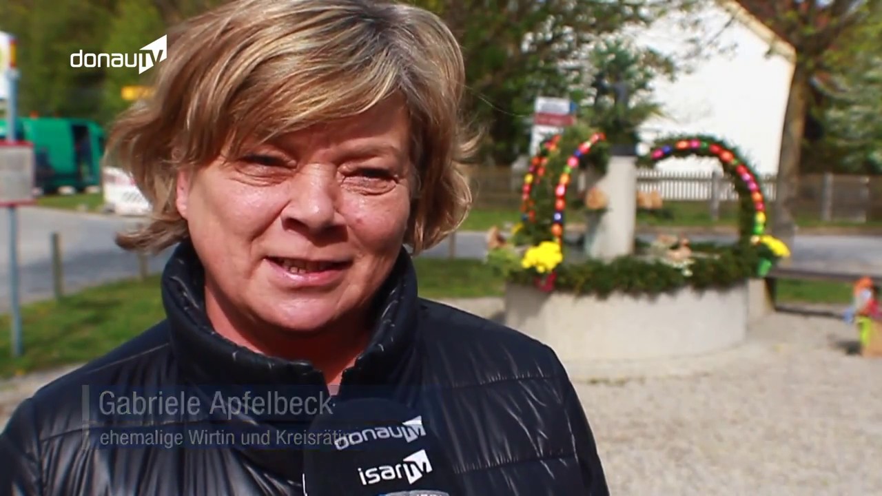 Gelebte Tradition: beim Osterbrunnen in Ottmaring packen alle mit an