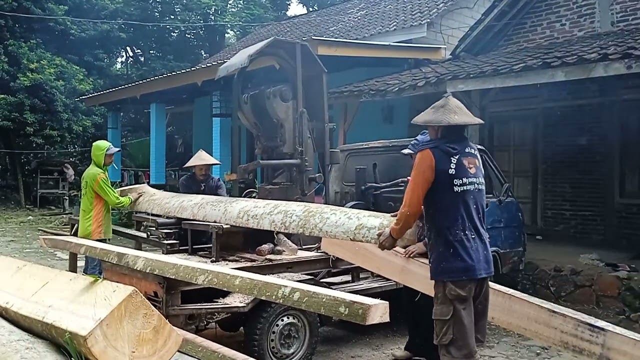 Proses gergaji kayu sengon yang sudah di belah dengan gergaji rakitan bandsow..... 
