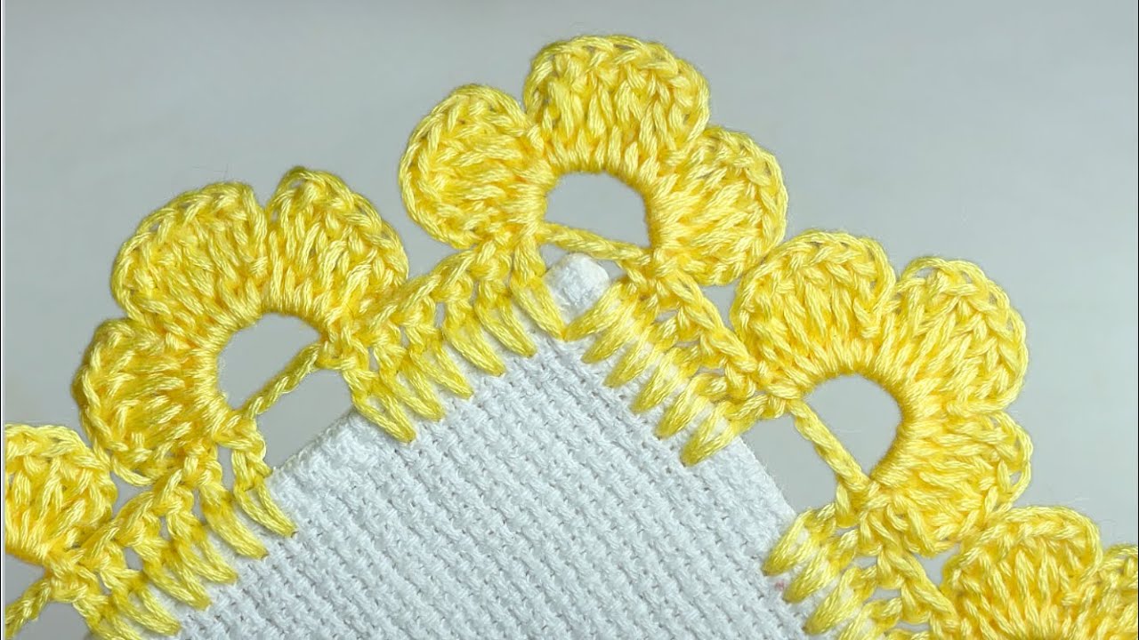 Pétalos Dorados: Puntilla con Diseño Encantador y Detalle Artesano. 🧶✨