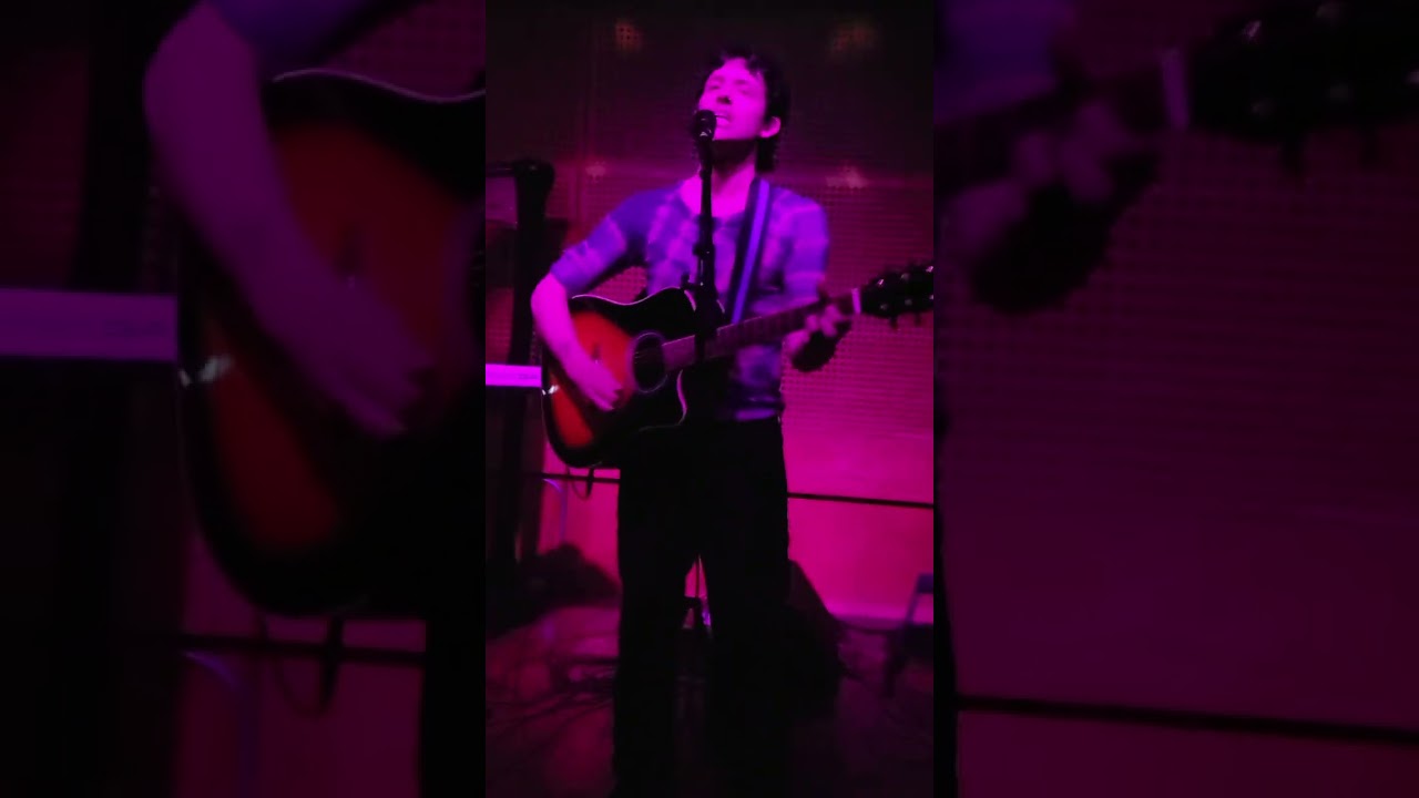 Liam Benzvi - Hiccup (live)
