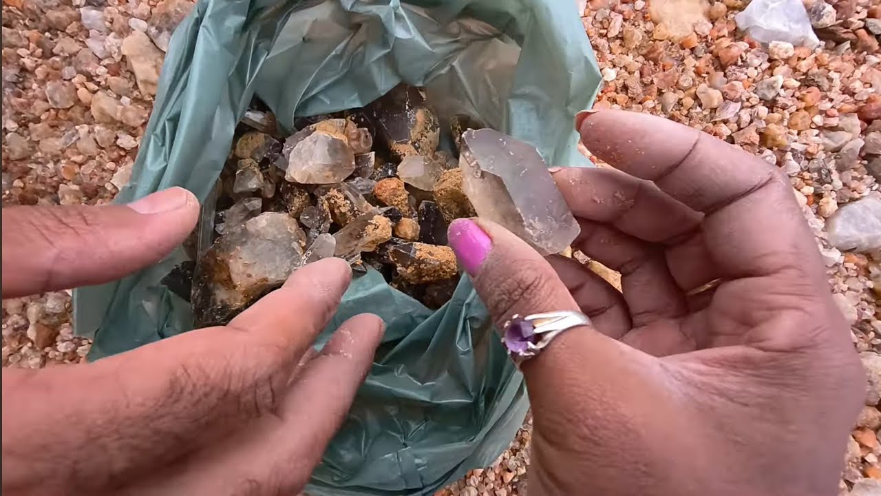 ACHEI MUITAS PEDRAS 