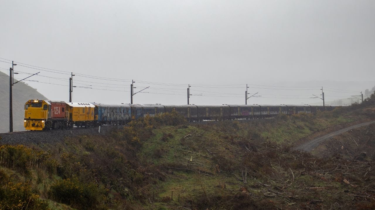 SA and SD carriages on the move from Taumarunui - August 2024 (4K)