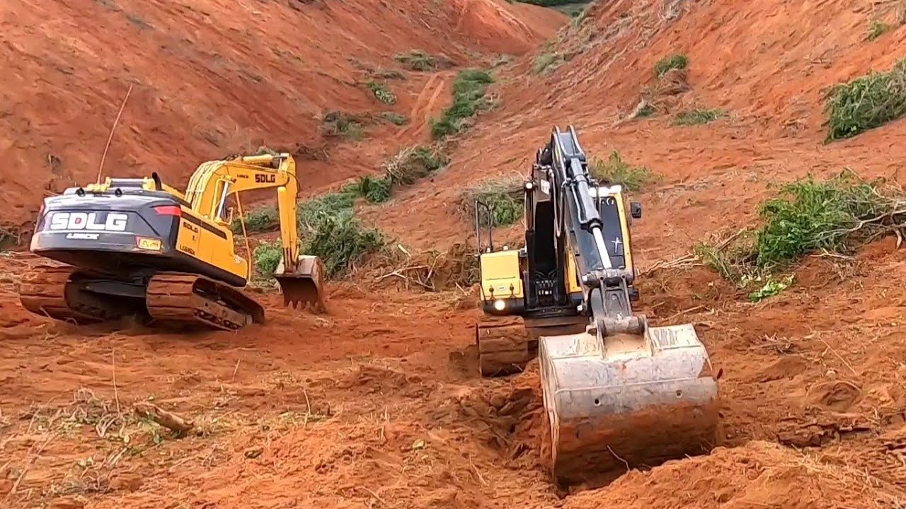 ESCAVADEIRAS SDLG E HYUNDAI SUBINDO LADEIRA BRUTA