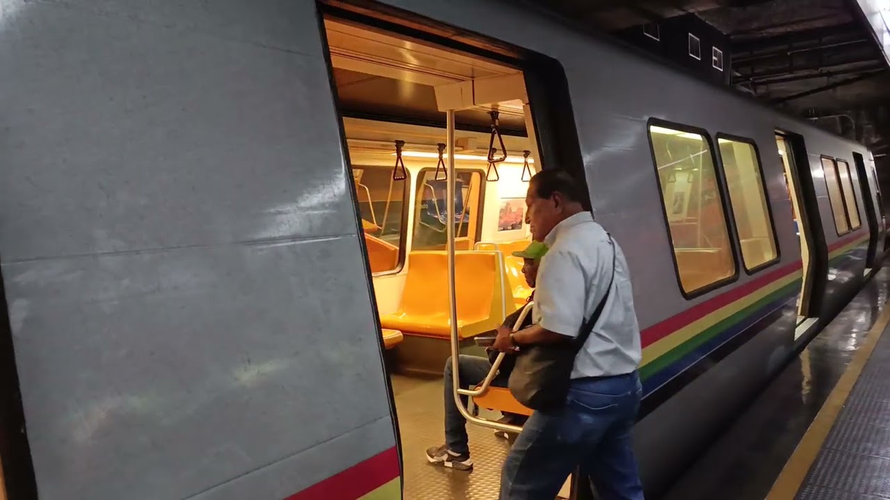 Tren Alstom Bombardier serie 5 ingresando y saliendo de la estación Mercado🔵 | MetroSinFiltro 