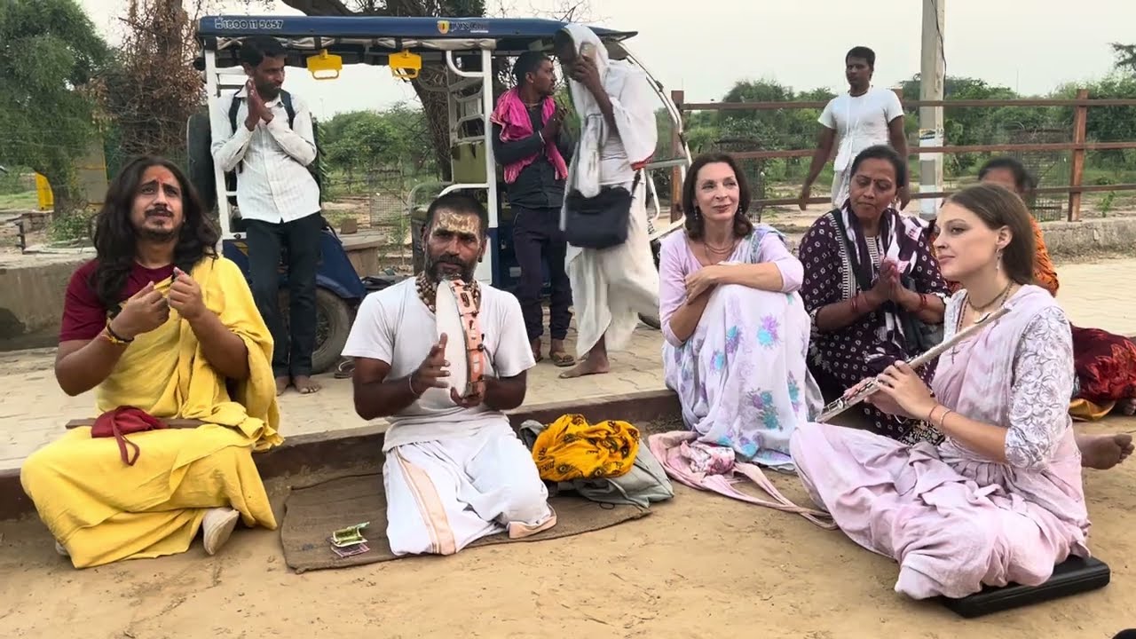 श्री विजय कृष्ण पराशर जी द्वारा गोवर्धन जी की परिक्रमा में संत मिलन |