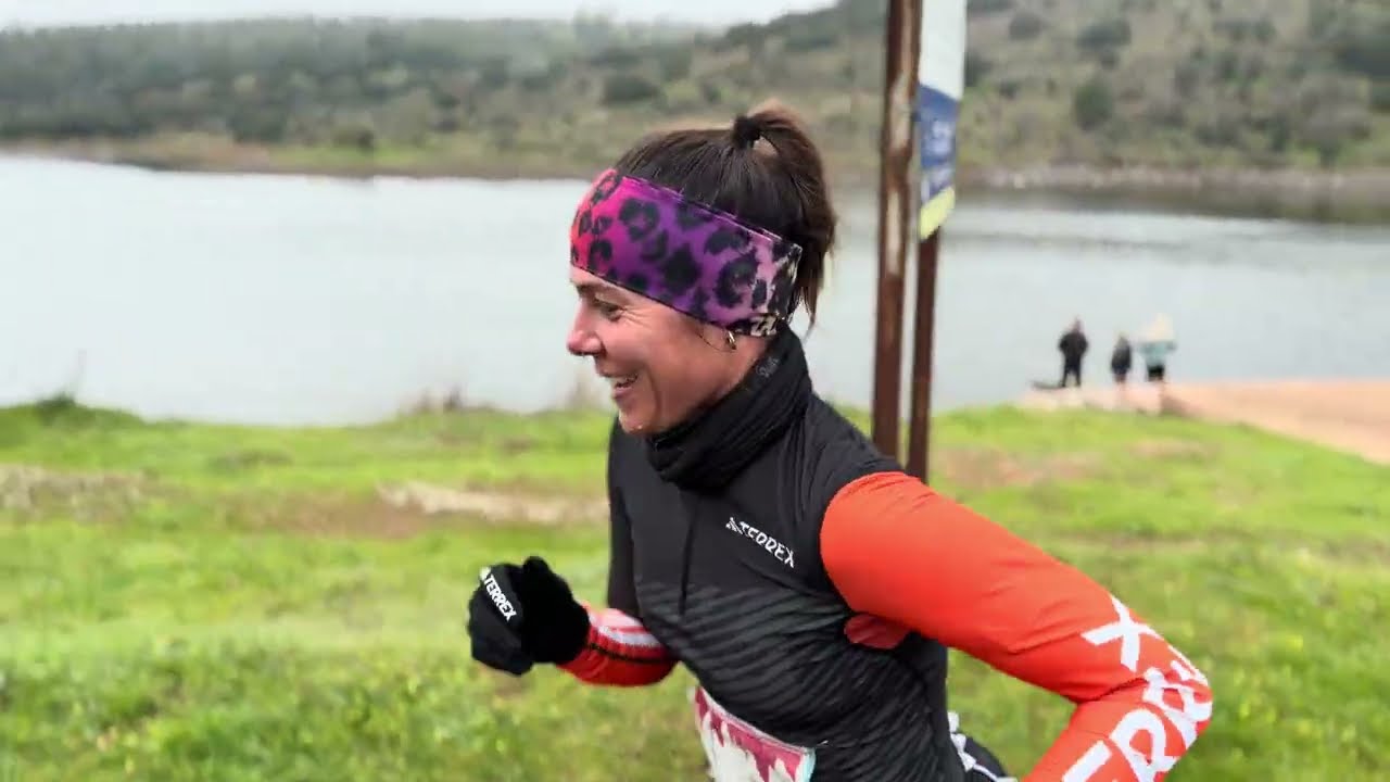 La cabeza de carrera femenina vuela junto al embalse de la Albuera CxM Zafra 2026 #trail #zafra 
