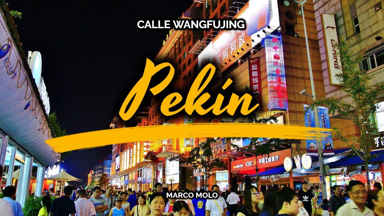 Caminando por la calle Wangfujing, Pekín.  China.