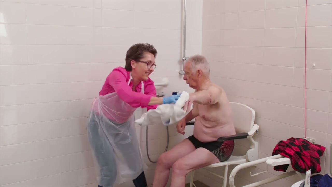 Mantelzorg instructiefilm: Helpen met veilig douchen