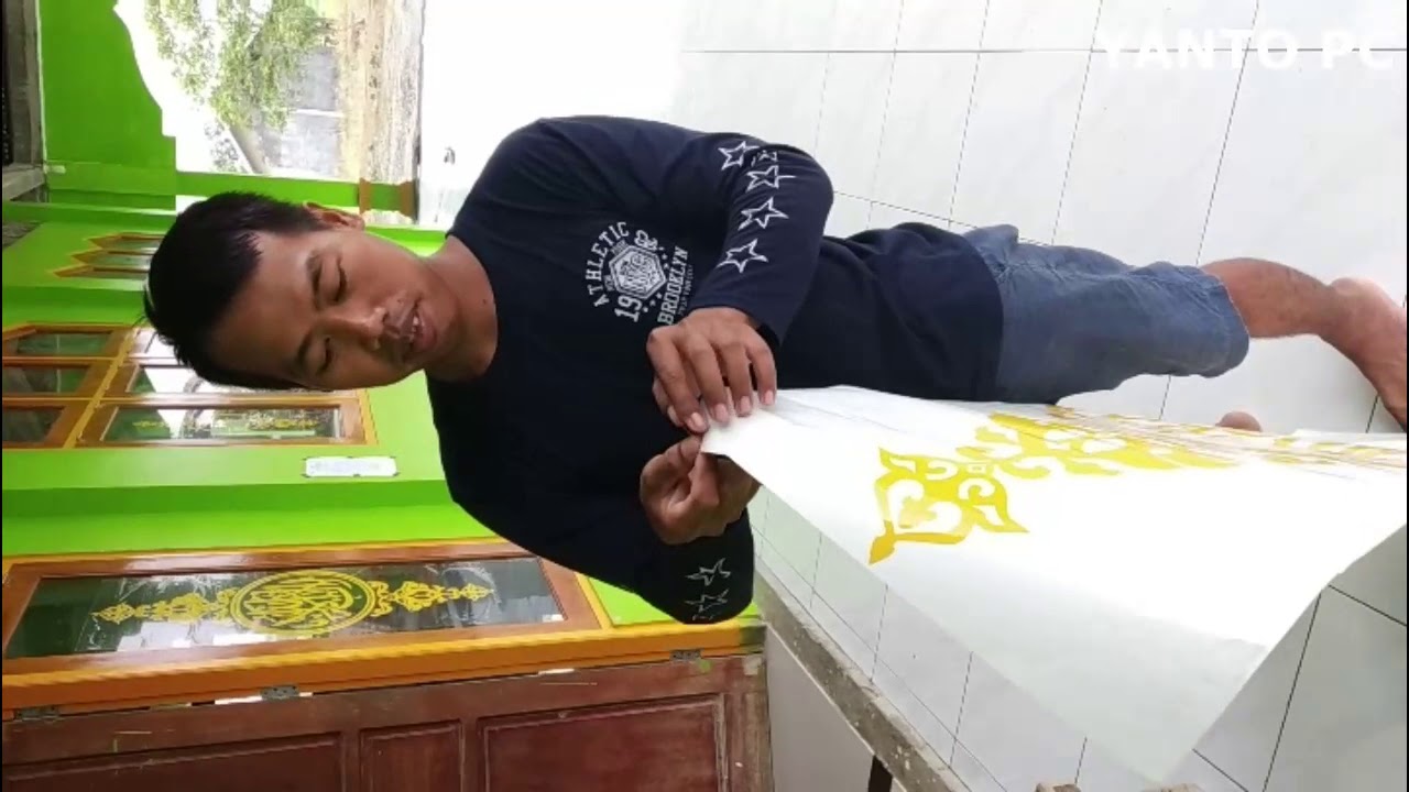 Cara pasang stiker kaca jendela masjid