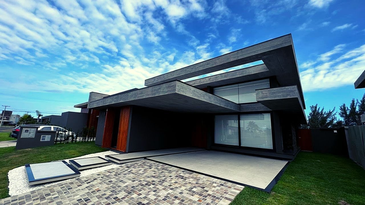 Linda Casa Decorada de 212m² Na Beira do Lago Condomínio de Luxo em Xangrila