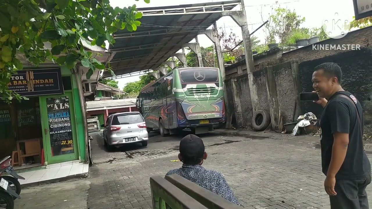 Hunting bus sambil tunggu bus ALS 227 dari Medan tiba di #poolalsjogja  (Giwangan)