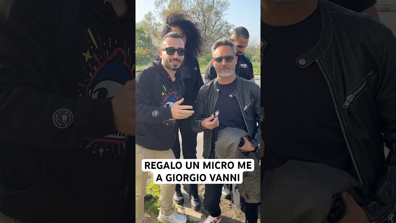 Regalo un Micro Me a Giorgio Vanni al Romics prima del concerto #romics #giorgiovanni